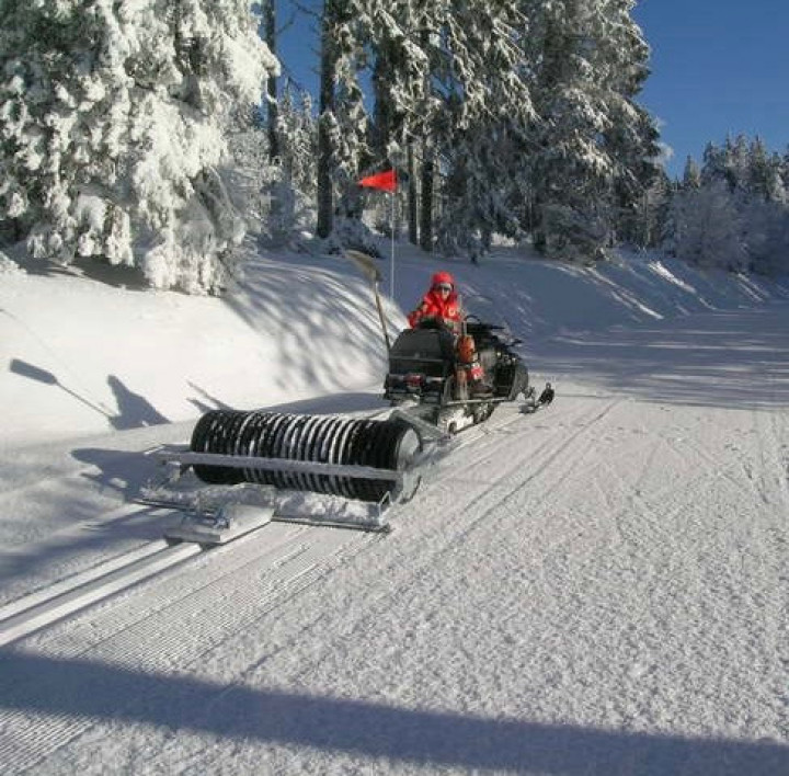 Rouleau de damage piste ski de fond tractable par motoneige ou quad