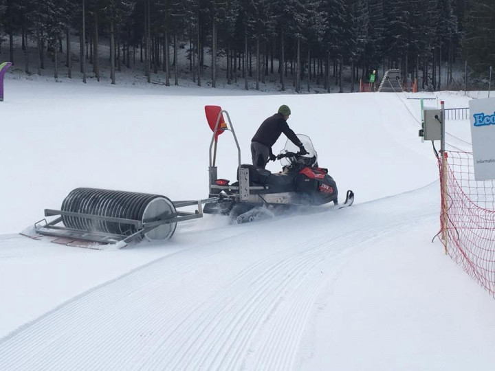 Rouleau de damage piste ski de fond tractable par motoneige ou quad