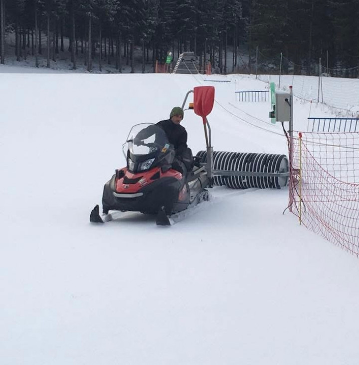 Rouleau de damage piste ski de fond tractable par motoneige ou quad